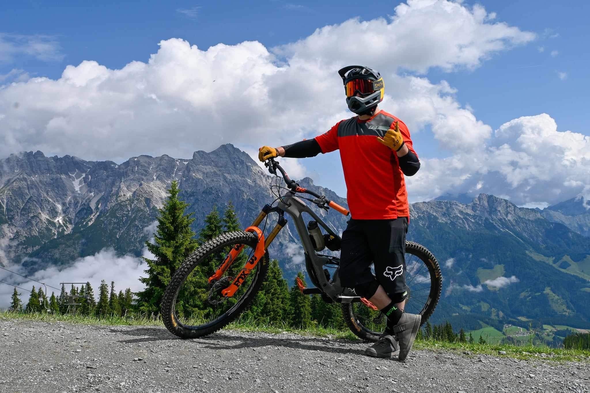Vélo Vtt Professionnel Et Casque Avec Lunettes De Protection Pour Le  Cyclisme De Descente En Montagne